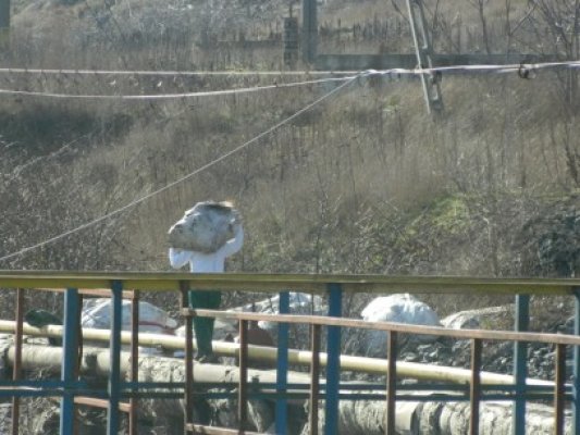 Portul Constanţa, raiul hoţilor: unii se urcă pe vagoane, alţii adună marfa aruncată din vagoane